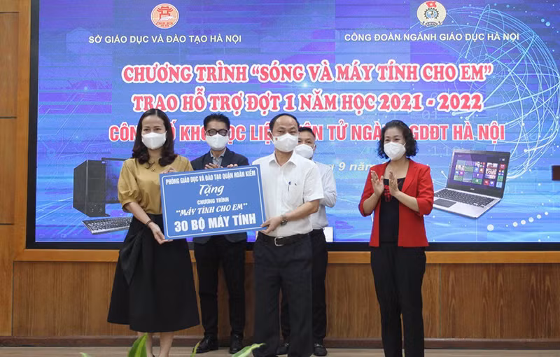 Hà Nội tiếp tục hỗ trợ máy tính cho học sinh và công bố kho học liệu điện tử ảnh 1 Hà Nội tiếp tục hỗ trợ máy tính cho học sinh và công bố kho học liệu điện tử -0