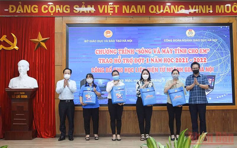 Trao quà tặng tại chương trình.