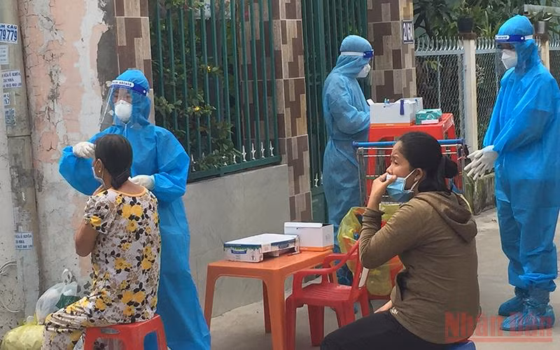 Lấy mẫu xét nghiệm sàng lọc Covid-19 tại nhà dân ở Khu vực 6, phường Hưng Lợi, quận Ninh Kiều, TP Cần Thơ. (Ảnh: THANH TÂM) 