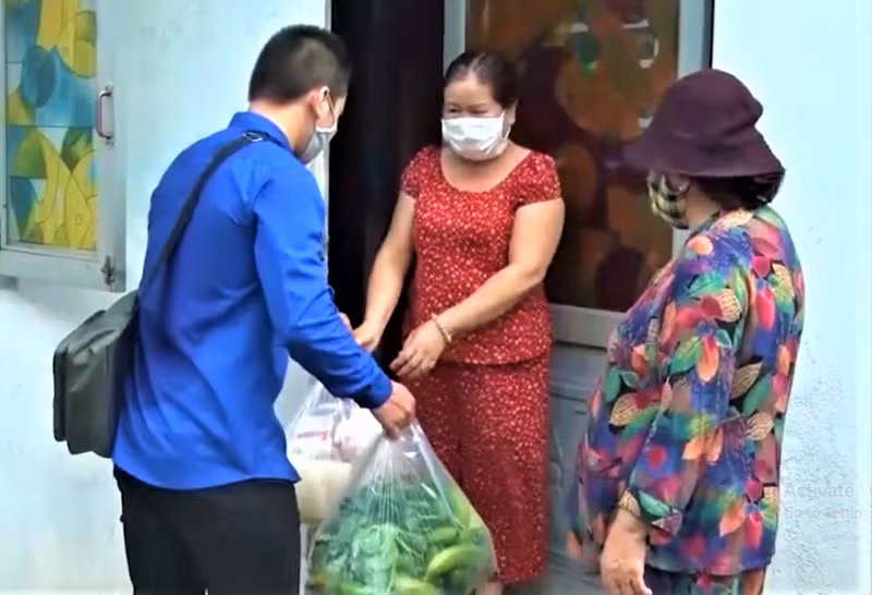 Đoàn viên, thanh niên Thành đoàn Buôn Ma Thuột hỗ trợ thực phẩm cho các gia đình có hoàn cảnh khó khăn do đại dịch Covid-19 trên địa bàn.