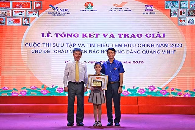 Đại diện Ban tổ chức cuộc thi trao giải Đặc biệt cho thí sinh Lê Thùy Anh.