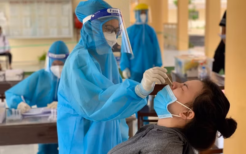 Lấy mẫu xét nghiệm Covid-19 cho người dân ở phường Lê Bình, quận Cái Răng, TP Cần Thơ. (Ảnh: Thanh Tâm)