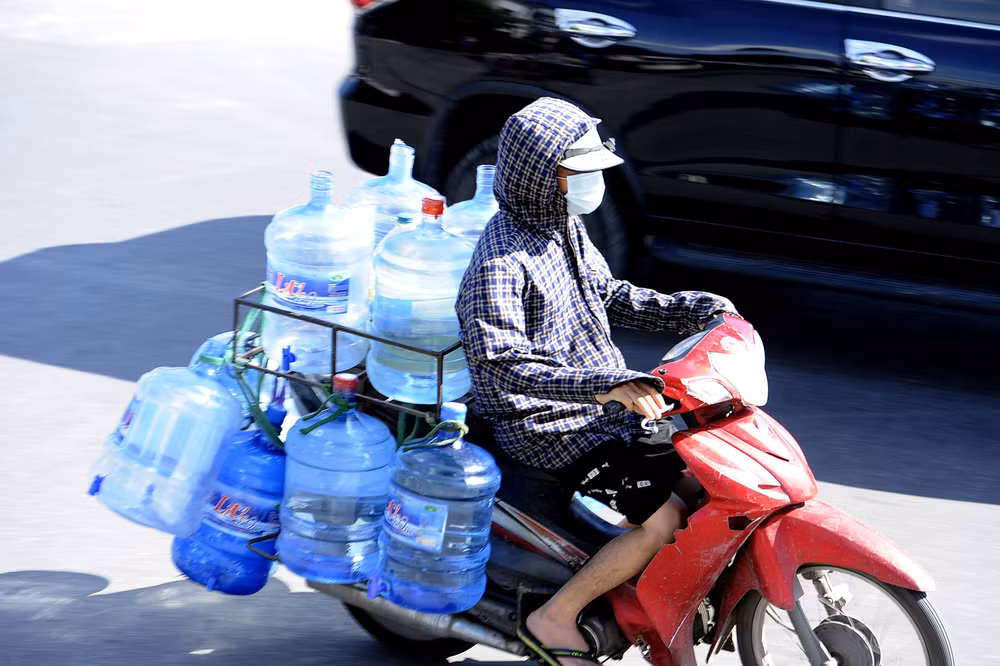 Người dân Hà Nội vất vả mưu sinh dưới trời nóng 40 độ C -0