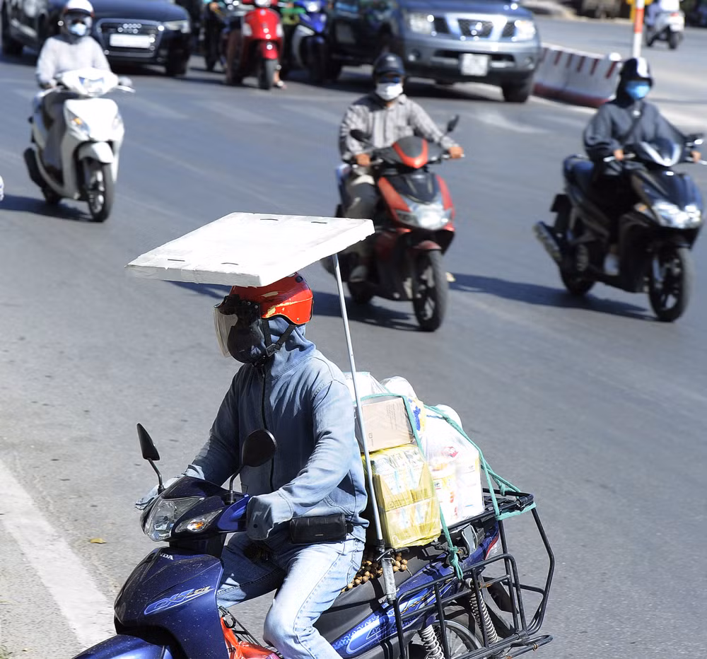 Người dân Hà Nội vất vả mưu sinh dưới trời nóng 40 độ C -0