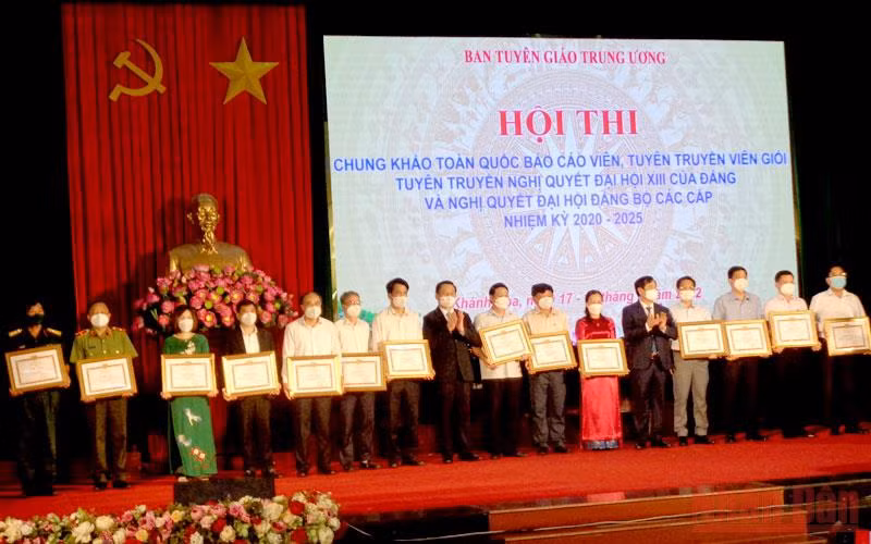 Ban tổ chức tặng bằng khen các đơn vị tham gia hội thi. (Ảnh: PHONG NGUYÊN)