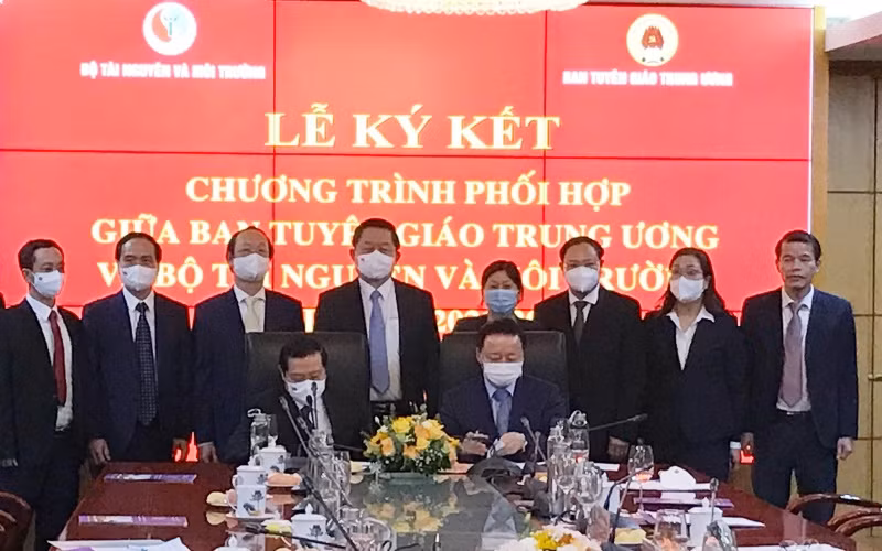 Bộ Tài nguyên và Môi trường và Ban Tuyên giáo Trung ương ký kết Chương trình phối hợp giai đoạn 2021 - 2025.
