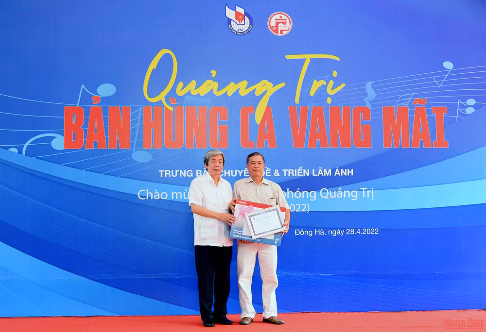 Triển lãm “Quảng Trị - Bản hùng ca vang mãi” -0