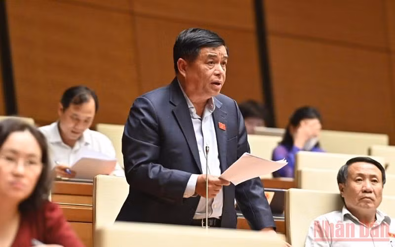 Bộ trưởng Kế hoạch và Đầu tư Nguyễn Chí Dũng giải trình, làm rõ một số ý kiến của đại biểu Quốc hội chiều 2/6. (Ảnh: LINH NGUYÊN)