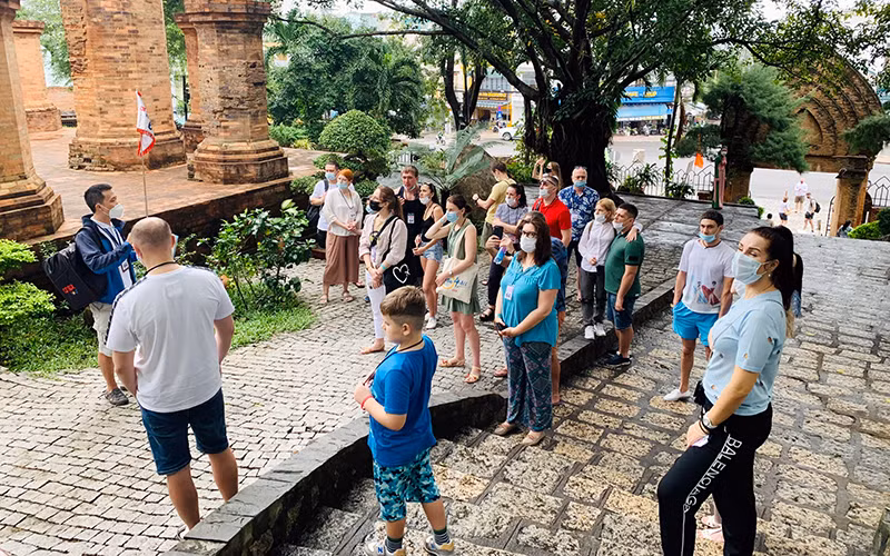 Du khách Nga tham quan Khu Di tích Tháp bà Ponagar ở Nha Trang (Khánh Hòa) tháng 12/2021. Ảnh: THÀNH NGUYỄN