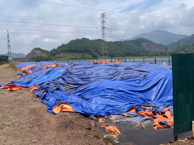 Rác đổ ở giữa Khu công nghiệp Mông Hóa, TP Hòa Bình.