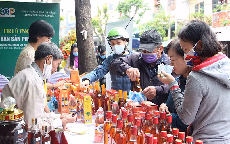 Sản phẩm nước mắm Nam Ô từng bước “trở lại” trong nhu cầu sử dụng của người dân.