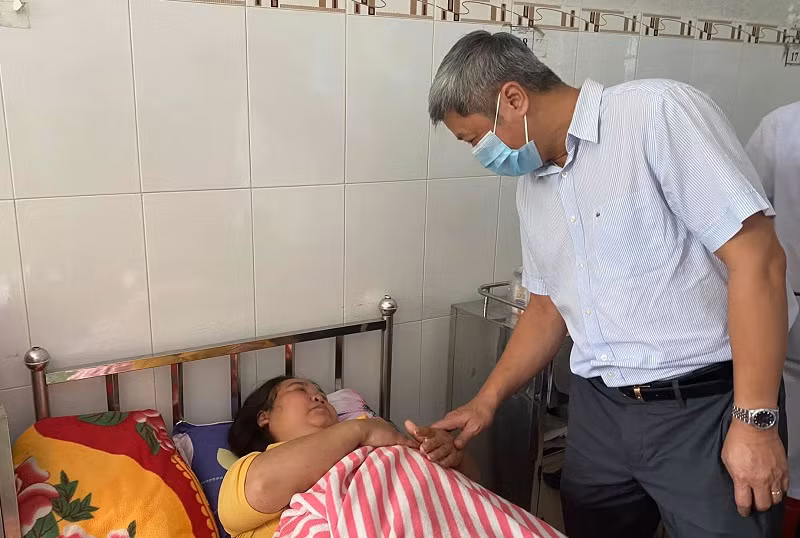 Thứ trưởng Nguyễn Trường Sơn thăm hỏi người dân bị tai nạn trong đợt lũ lụt vừa qua.