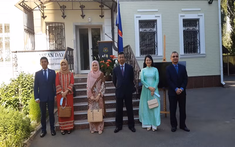 Đại sứ và phu nhân các nước ASEAN tại Ukraine mừng ngày thành lập khối.