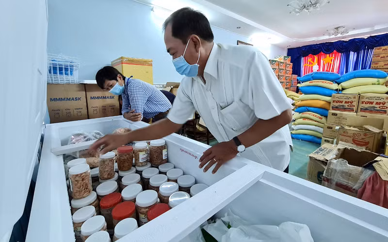 MTTQ tỉnh Cà Mau gom hàng, đóng gói chuẩn bị chuyến hàng thứ tư hỗ trợ cho đồng bào vùng dịch TP Hồ Chí Minh.