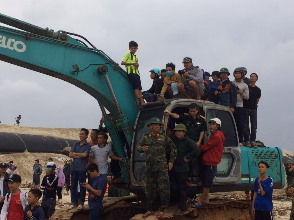 Dốc sức cứu hàng chục người mắc kẹt trên tàu bị chìm ở biển Quảng Trị -2