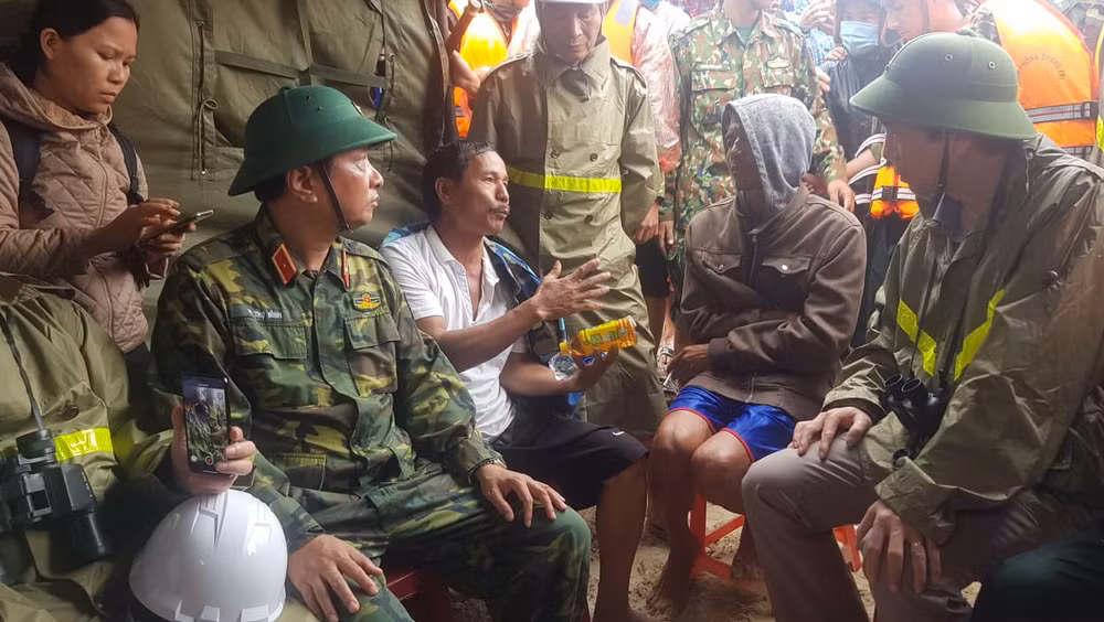 Ghe cứu nạn bị lật, hàng chục người cùng mắc kẹt trên tàu Vietship 01 -0