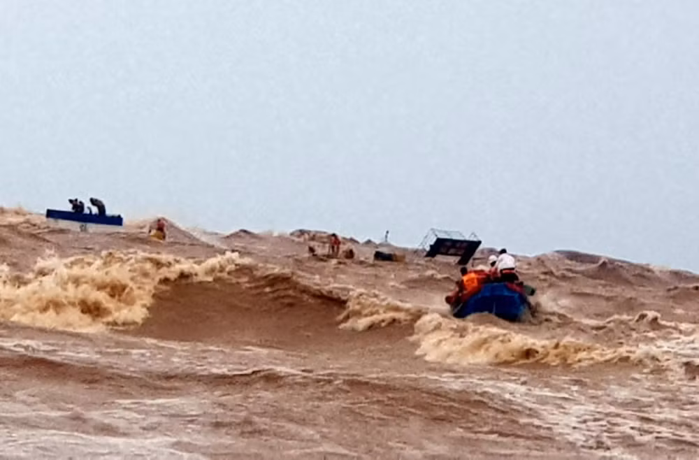 Dốc sức cứu hàng chục người mắc kẹt trên tàu bị chìm ở biển Quảng Trị -1