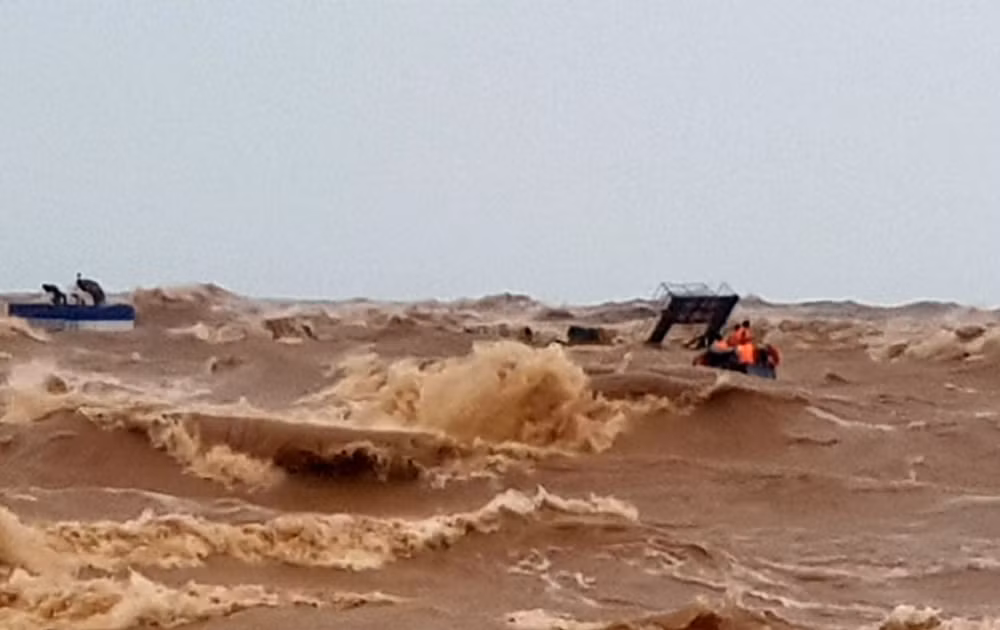 Sáng nay tiếp tục cứu tám thuyền viên trên tàu Vietship 01 -0