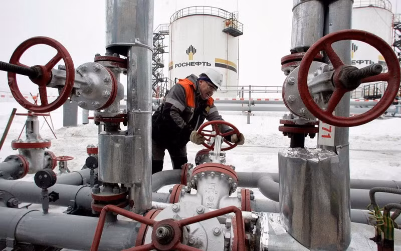 Công nhân vận hành trạm bơm tại giếng dầu Gremikhinskoye ở phía đông Izhevsk, Liên bang Nga. (Ảnh: REUTERS)