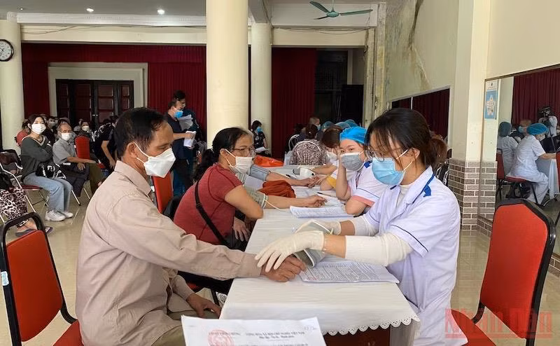 Thành phố Nam Định huy động nhân lực ngành y tế, triển khai tiêm diện rộng cho người dân trên toàn địa bàn.