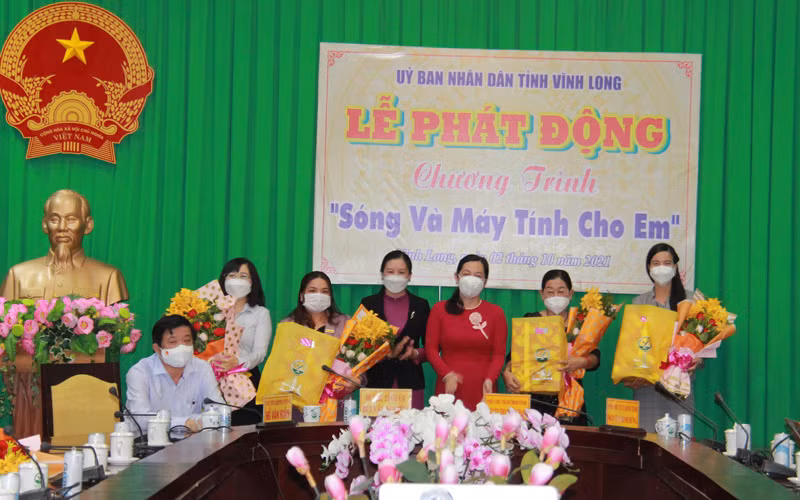 Vĩnh Long vận động được hơn 3 tỷ đồng và 1.039 máy tính bảng cho chương trình “Sóng và máy tính cho em” -0