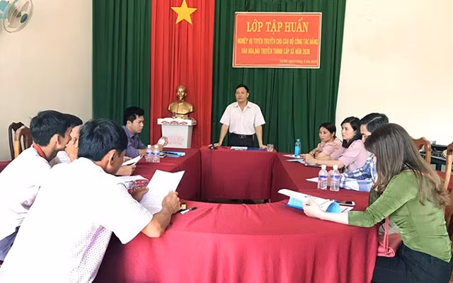 Lớp tập huấn nghiệp vụ tuyên truyền cho cán bộ cấp xã tại huyện Tuy Đức (Đắk Nông). Ảnh: SỸ THẮM