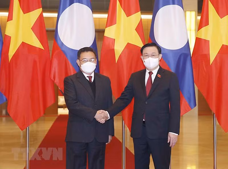 Chủ tịch Quốc hội Vương Đình Huệ đón Chủ tịch Quốc hội Lào Xaysomphone Phomvihane thăm chính thức Việt Nam từ ngày 6-8/12/2021.