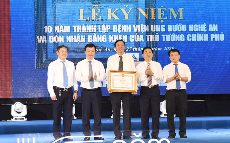 Tặng Bằng khen của Thủ tướng Chính phủ cho Bệnh viện Ung Bướu Nghệ An.