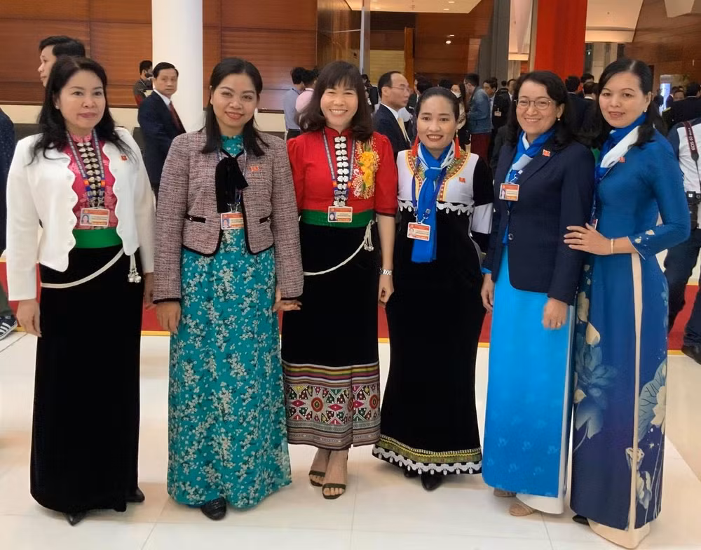 Giây phút nghỉ giải lao của các đại biểu nữ bên lề Đại hội Đảng lần thứ XIII.
