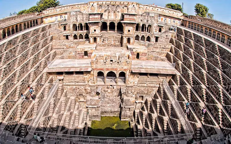 Giếng bậc thang Chand Baori (Ảnh: Jaipur Tourism)