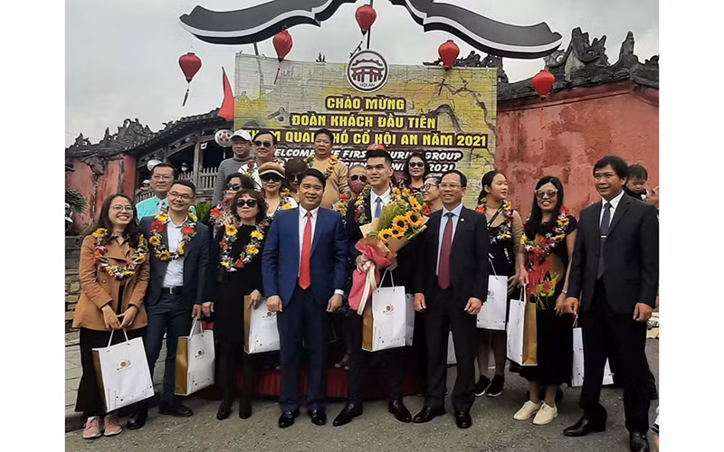 Đón những vị khách du lịch đầu tiên của năm 2021 -0