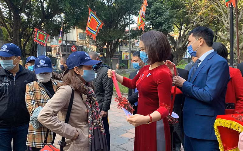 Hà Nội, TP Hồ Chí Minh và các địa phương đón những vị khách du lịch đầu tiên năm 2021 -0