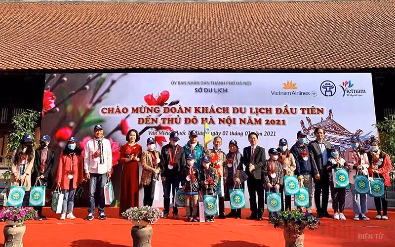 Hà Nội đón những vị du khách đầu tiên của năm 2021. Ảnh: Nguyễn Chí Dũng