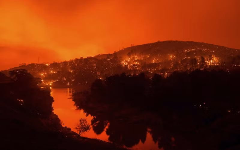 Màu đỏ cam bao trùm hạt Napa, bang California, ngày 18-9. (Ảnh: AP)