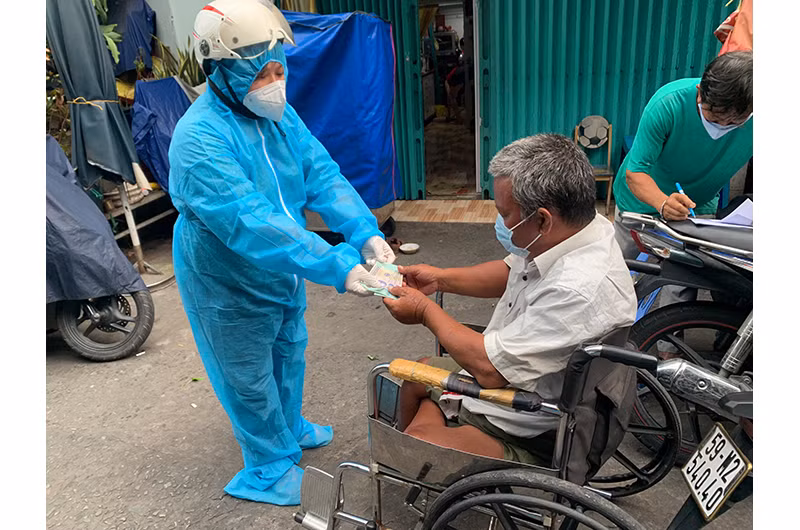TP Hồ Chí Minh chi trả hỗ trợ cho ông Hồ Văn Sang (ngụ phường 9, quận 3), làm nghề bán vé số thuộc diện lao động tự do bị mất nguồn thu nhập do dịch Covid-19