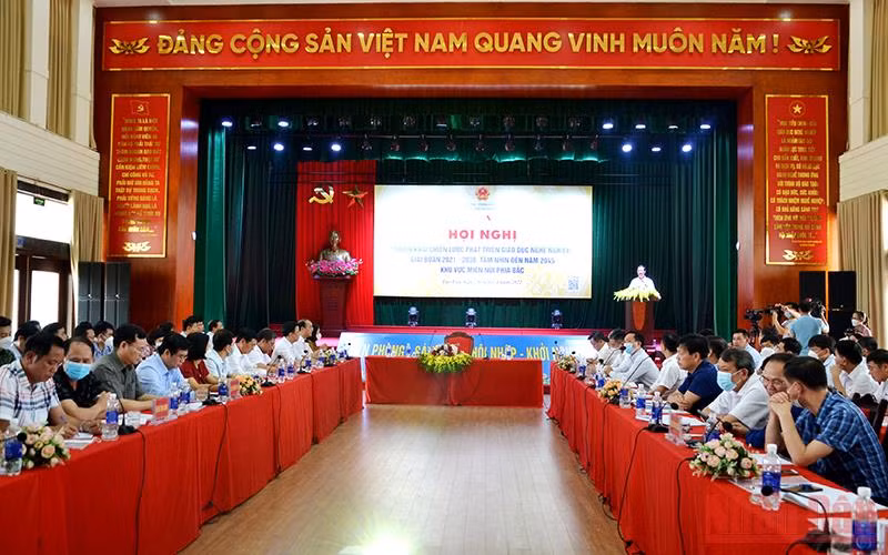 Hội nghị Chiến lược phát triển giáo dục nghề nghiệp giai đoạn 2021-2030, tầm nhìn đến năm 2045 khu vực miền núi phía bắc, tại thành phố Lào Cai, chiều 28/4.