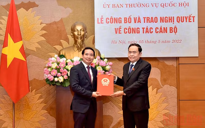 Phó Chủ tịch Thường trực Quốc hội Trần Thanh Mẫn trao Nghị quyết cho đồng chí Phạm Thái Hà. (Ảnh: Duy Linh)