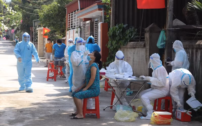 Lấy mẫu test nhanh cho người dân phường Him Lam, TP Điện Biên Phủ.