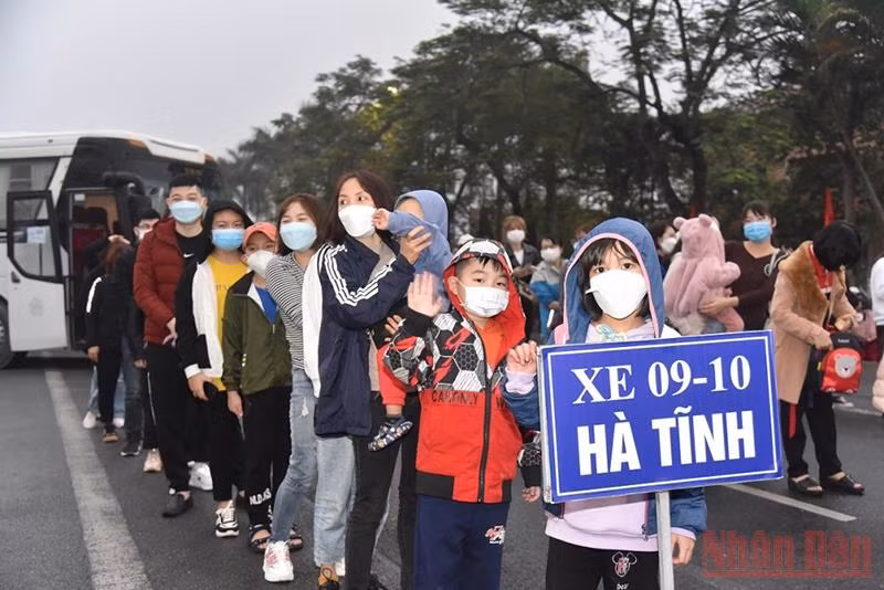 Đưa công nhân về quê ăn Tết -0