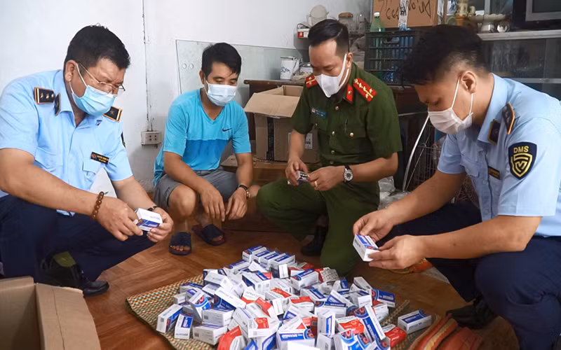 Hàng trăm hộp thuốc điều trị Covid-19 không rõ nguồn gốc bị phát hiện tại một điểm kinh doanh trên đường Đại Mỗ, quận Nam Từ Liêm, Hà Nội. (Ảnh HÀ THANH)
