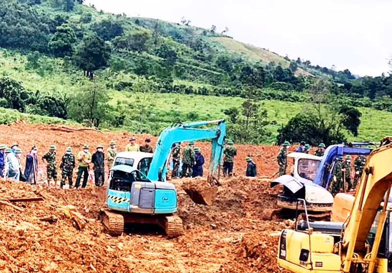 Nỗ lực tìm kiếm người mất tích tại khu vực hiện trường sạt lở núi ở thôn Cợp, xã Hướng Phùng, huyện Hướng Hóa.