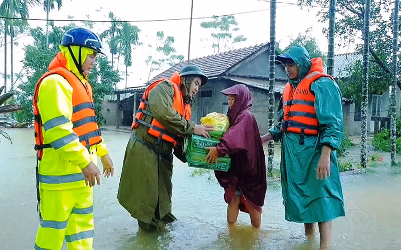 Lực lượng Công an tỉnh Thừa Thiên Huế trao quà hỗ trợ, động viên người dân ở các điểm ngập lụt sâu.