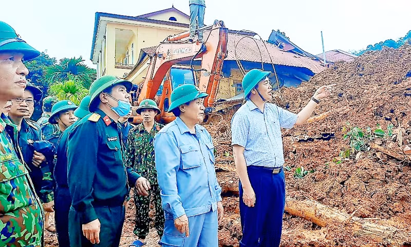 Thượng tướng Đỗ Căn, Phó Chủ nhiệm Tổng cục Chính trị, Bộ Quốc phòng cùng Phó Bí thư Thường trực Tỉnh ủy Quảng Trị Nguyễn Đăng Quang và Phó Chủ tịch Thường trực UBND tỉnh Quảng Trị Hà Sỹ Đồng tại hiện trường. -0