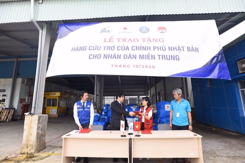 Nhật Bản hỗ trợ Thừa Thiên Huế 50 máy lọc nước và 250 tấm trải nhựa