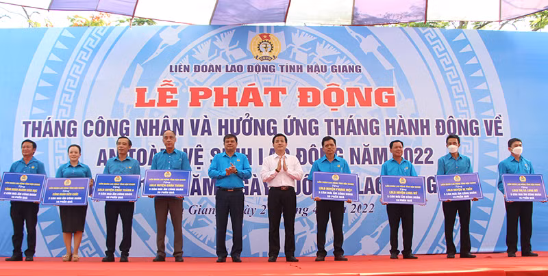 Phó Bí thư Thường trực Tỉnh ủy Hậu Giang Trần Văn Huyến trao bảng tượng trưng mái ấm công đoàn và quà cho Liên đoàn lao động các huyện, thị xã.