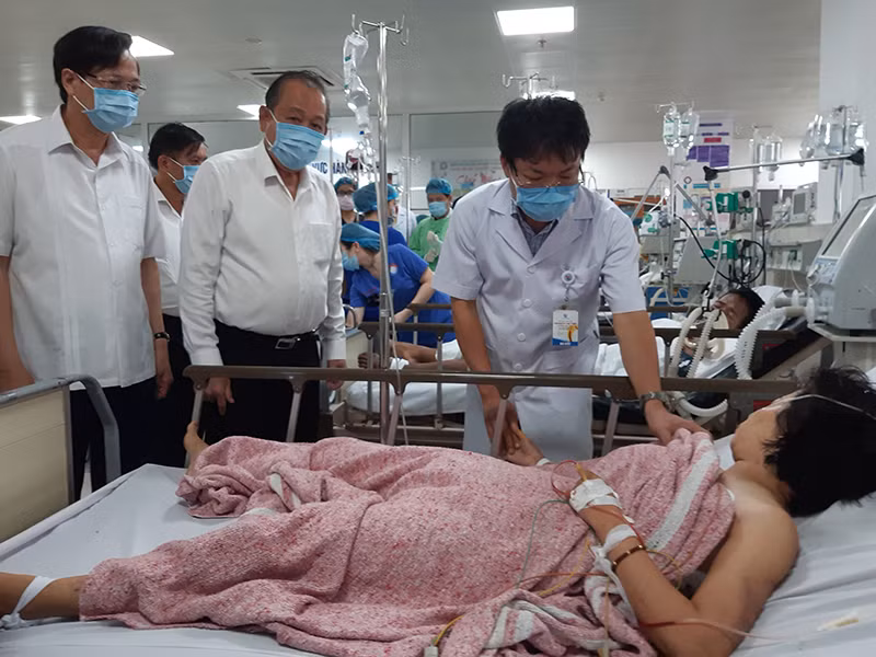 Phó Thủ tướng Thường trực Trương Hòa Bình thăm hỏi nạn nhân.