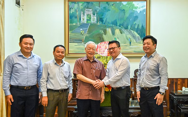 Tổng Bí thư Nguyễn Phú Trọng chúc mừng Báo Nhân Dân nhân Ngày Báo chí cách mạng Việt Nam. (Ảnh DUY LINH)
