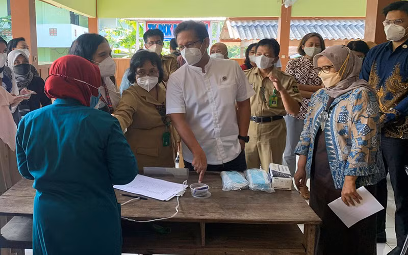 Bộ trưởng Y tế Indonesia Budi Gunadi Sadikin trò chuyện với nhân viên y tế bên lề một sự kiện của G20 diễn ra tại nước này, ngày 29/3. (Ảnh: Reuters)