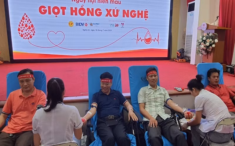 Phó Bí thư Tỉnh ủy Nghệ An Nguyễn Văn Thông (ở giữa, áo thẫm) tham gia hiến máu.