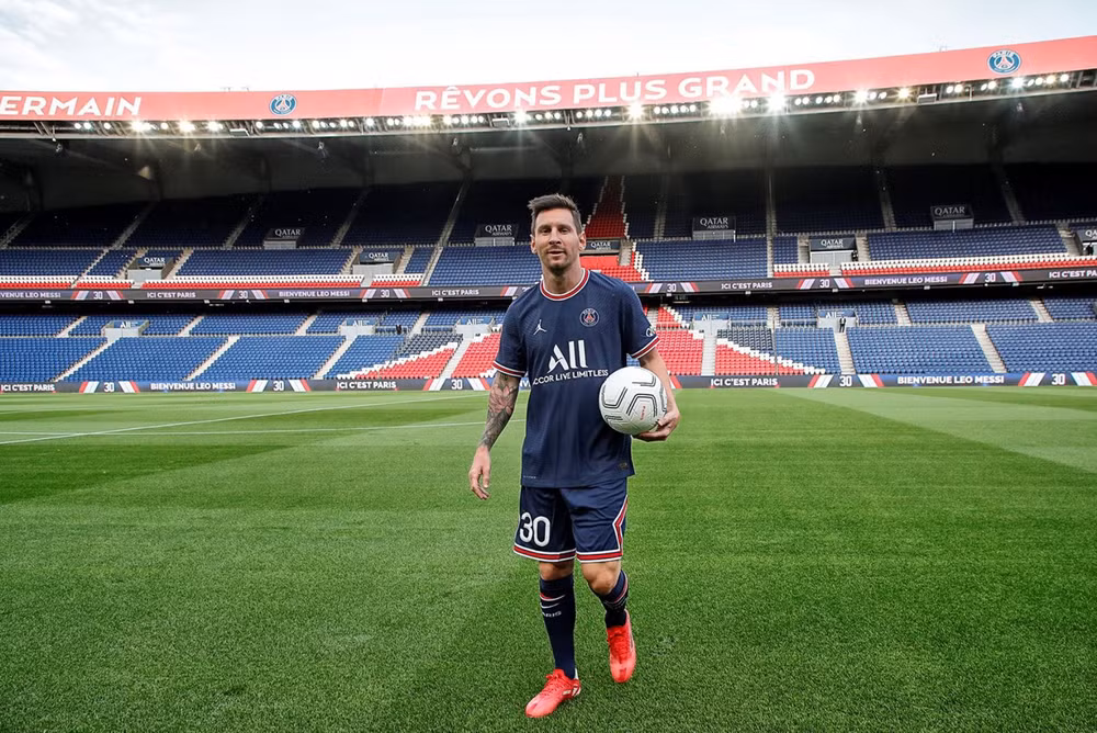 Cận cảnh Lionel Messi ký hợp đồng, ra mắt trong màu áo PSG -0